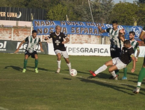 Atlas la pasó mal ante Laferrere, pero remontó sobre el final y salvó el invicto