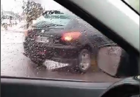Llamativa postal en el centro: así quedó un auto en un particular episodio vial