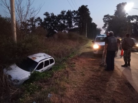 Un auto terminó en una zanja tras un accidente sobre el Camino a Navarro