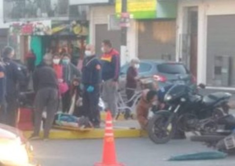 Automovilista chocó contra una moto y se dio a la fuga