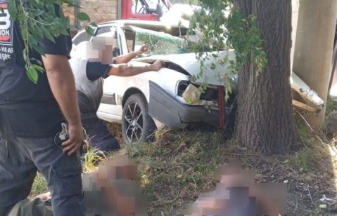 Un auto cruzó una zanja y chocó contra un arbol en la zona de Parque Rivadavia
