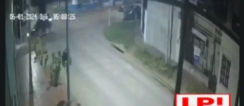 Video: chocó contra un local del casco céntrico, destrozó la cañería de gas y no fue una tragedia de milagro