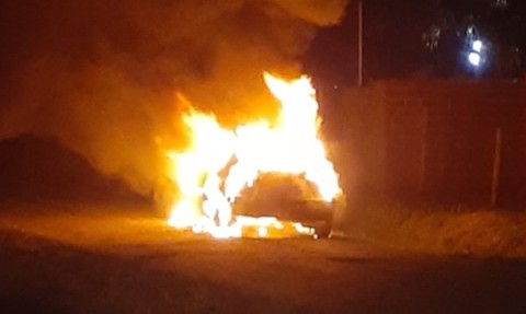 Fuego, explosiones y susto en Los Aromos por el incendio de un auto