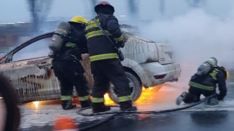 Se incendió un auto en pleno Acceso Oeste