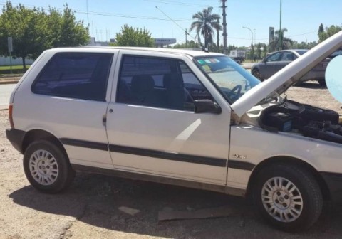 Robaron un auto en el estacionamiento del Carrefour de Ruta7