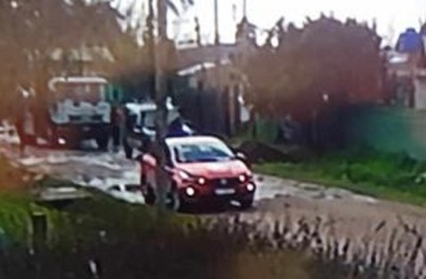 Qué se sabe del auto rojo que alarmó a vecinos de los barrios Vista Linda y San Enrique