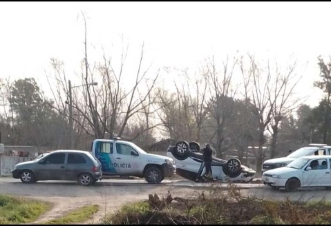 Septuagenario perdió el control de su auto y volcó en avenida Balbín y Ruta 24