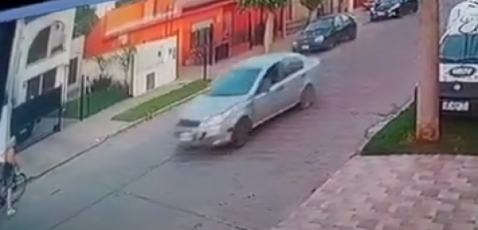 Automovilista huyó tras chocar a una pareja que venía en moto en el centro