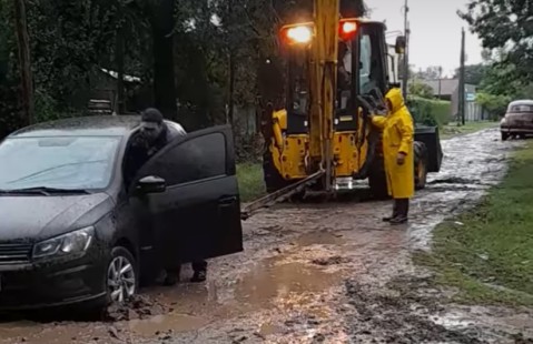 Enojo en Villa Vengochea por problemas con una obra de cloacas que dejó varios autos encajados