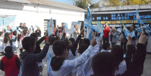 Alumnos de cuarto grado recibieron sus diplomas tras realizar la promesa de lealtad a la Bandera Nacional