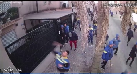 Otro video muestra barras de Alem en el peor momento de la escena dantesca de la calle Balcarce