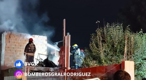 Incendio en el primer piso de una vivienda en el barrio Pico Rojo