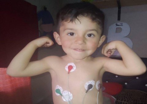 "Adonde sea y como sea": pide ayuda para poder acompañar a su hijo durante la operación que se le avecina