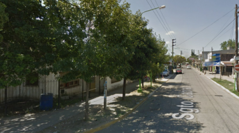El terror de una joven que fue asaltada a punta de pistola por un delincuente al llegar a su casa del barrio San Carlos