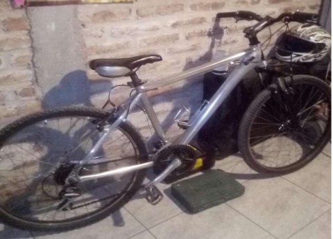 Ladrón le robó la bicicleta desde adentro de su propia casa y la usó para escapar