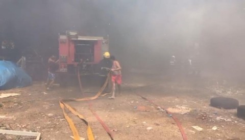Fuego y cables de alta tensión: el peligroso incendio que apagaron los Bomberos en Parque Joly
