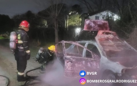 Bomberos tuvieron que ir al barrio Parque Rivadavia por un auto en llamas