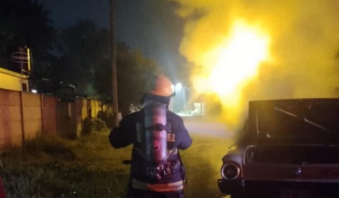 Un auto quedó envuelto en llamas en cercanías del Polideportivo Municipal