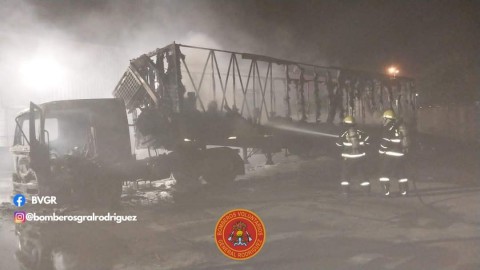 Un camión terminó envuelto en llamas en el barrio Agua de Oro