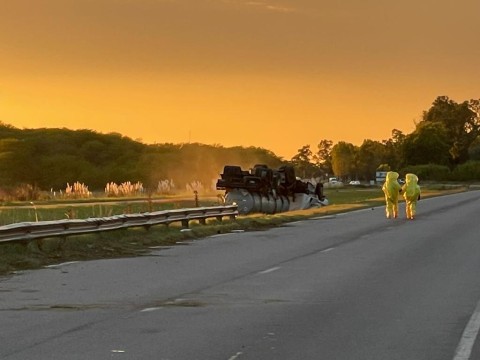 Ácido y nube tóxica: cómo fue el peligroso trabajo de bomberos locales en el accidente en Ruta 6