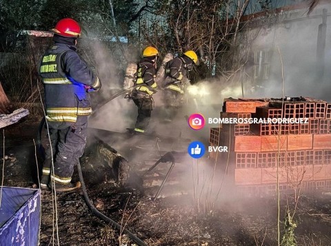 Las llamas arrasaron con una precaria vivienda del barrio Altos del Oeste
