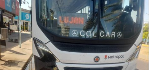 Un colectivo chocó una moto en un semáforo