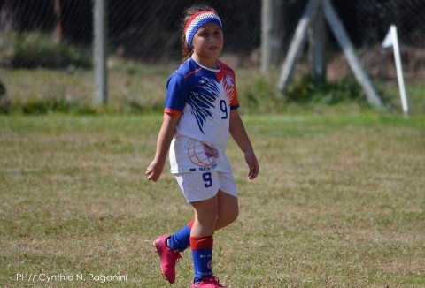 Marca y remate de media distancia: así juega Brenda, la rodriguense de 10 años que sueña con triunfar en el fútbol