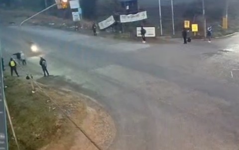 Video: así fue el ataque en la parada de colectivos de Corrientes y Ruta 24