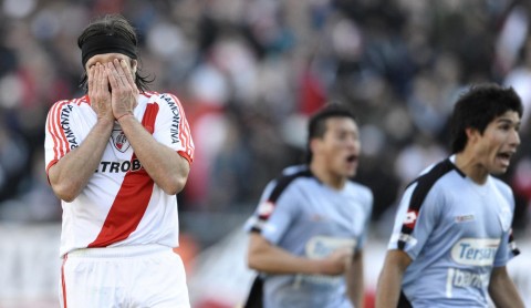 Video: así fue la "gastada" a hinchas de River en General Rodríguez por el aniversario de su descenso