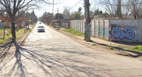Otro asalto en la calle Rivadavia: motochorros golpearon a una joven para robarle