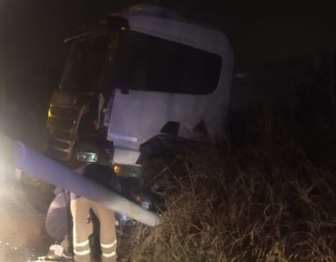 Un camión chocó contra una columna en la noche del jueves