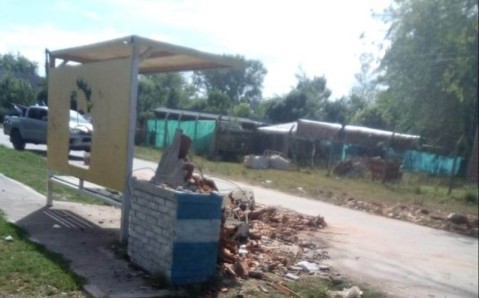 Peligro en Vista Linda: camión derribó el arco de cemento ubicado en el corazón del barrio