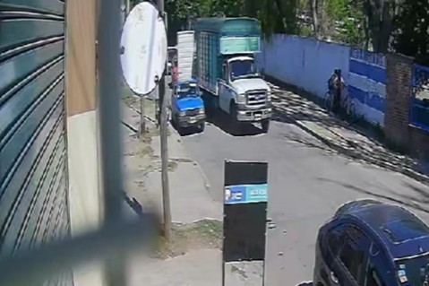 Video: así fue el momento en que un camión golpeó a un auto estacionado en una calle céntrica