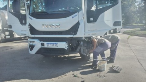 Un camión de La Serenísima chocó en Bragado y una mujer debió recibir asistencia médica
