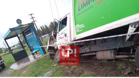 Camión recolector de Terminal Multipropósito volcó en la Ruta 28