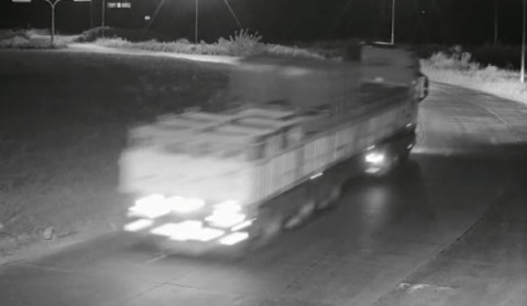 Video: así volcó el camión con materiales peligrosos sobre la Ruta 6