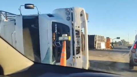 Otro accidente en la mañana del lunes: un camión volcó en Ruta 6