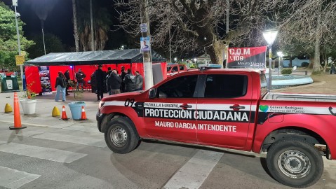 Instalaron una carpa en la Plaza Central para descargar la app de emergencias en los celulares de los vecinos