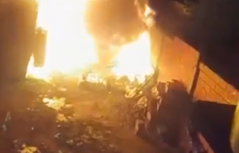 Voraz incendio en un galpón en barrio Parque La Argentina