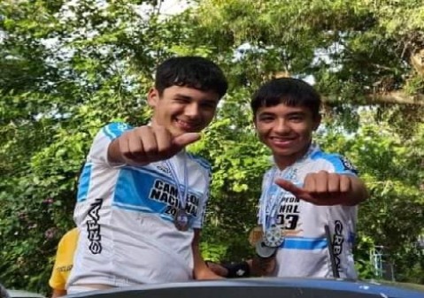 Caravana y bocinazos en el recibimiento a dos jóvenes ciclistas que trajeron orgullo a General Rodríguez