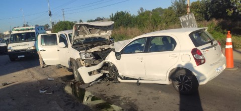 Un auto y una camioneta chocaron de frente en Ruta 28 y una mujer tuvo importantes heridas