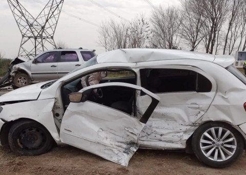 Una camioneta chocó contra un auto que quedó cruzado en la Ruta 7 y un joven quedó grave