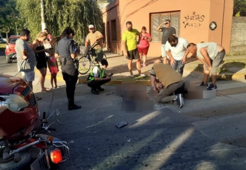 Jóvenes motociclistas fueron hospitalizados tras colisión con un auto en el centro
