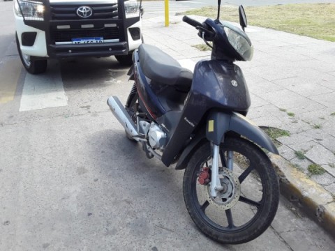 Un auto colisionó con una motociclista en un cruce céntrico