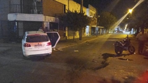 Dos jóvenes motociclistas chocaron con un auto: uno quedó lesionado y el otro huyó
