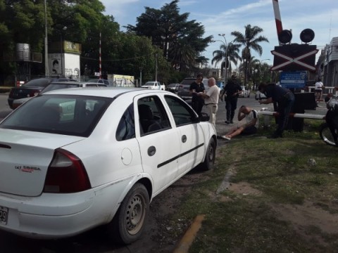 Choque entre un auto y una moto en un cruce céntrico de la Avenida Bernardo de Irigoyen