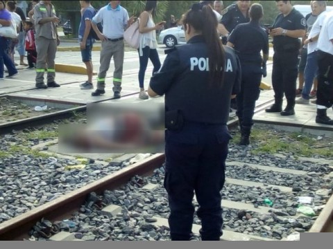 Un motociclista fue hospitalizado tras un choque con un auto en Av. Bernardo de Iriogyen