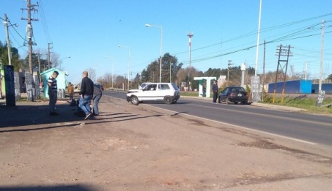 Un motociclista debió ser asistido tras ser fuertemente impactado por un auto en Ruta 7