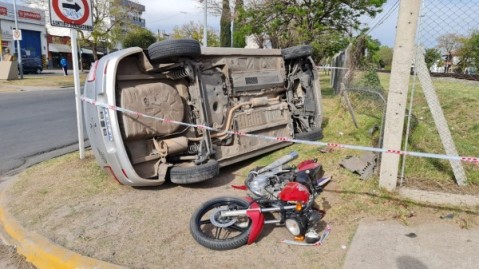 Impactante choque en la avenida Bernardo de Irigoyen dejó a un motociclista gravemente herido