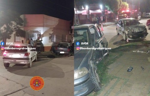 Dos autos chocaron en una esquina céntrica y casi se incrustan contra la puerta de una casa
